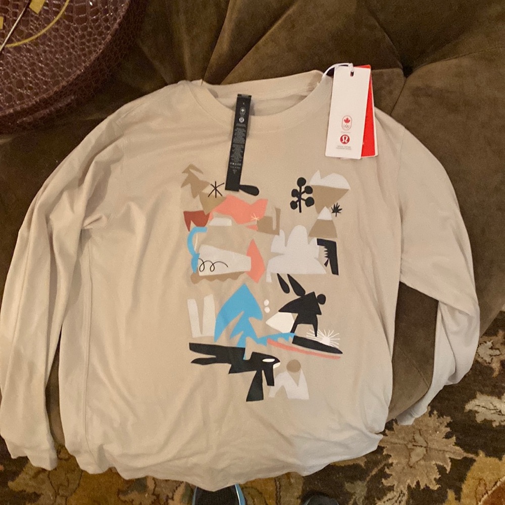 Lululemon long sleeve cream shirt brand new. Size 4